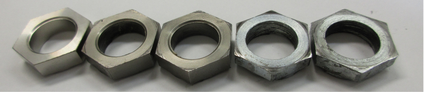 ワッシャーは回転せず、押し跡が徐々に拡大しています。